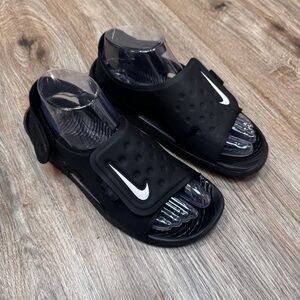 Nike Sunray adjustable black/white Youth Size 6